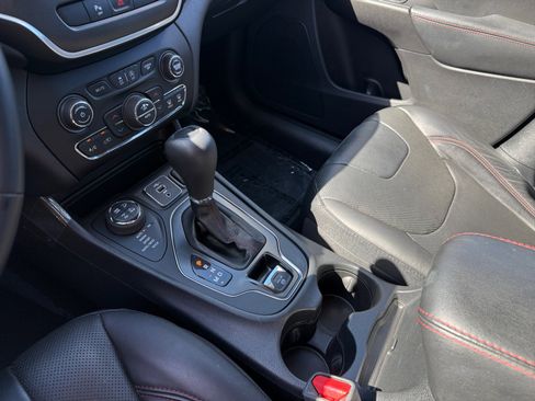 Used 2020 Jeep Cherokee Trailhawk image 13