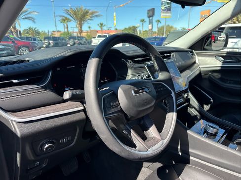 Used 2023 Jeep Grand Cherokee Limited w/ Black Appearance Package image 9