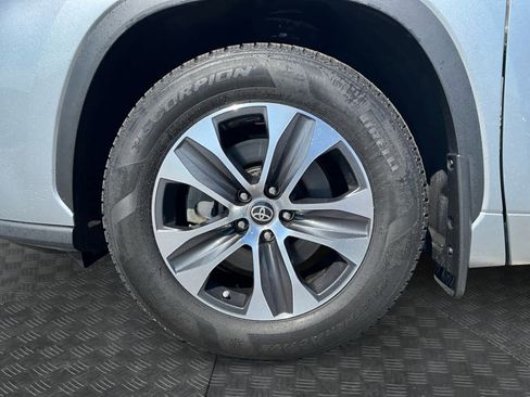 Used 2021 Toyota Highlander XLE image 16