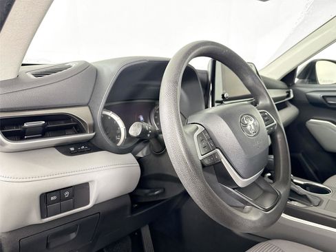 Certified 2023 Toyota Highlander L image 13