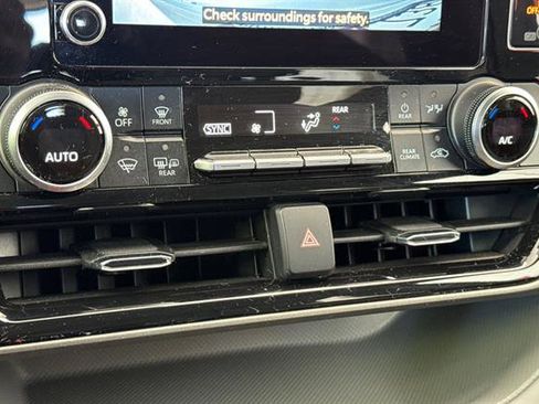 Used 2023 Toyota Highlander LE FWD image 23