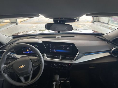 Used 2025 Chevrolet Trax LT FWD image 28