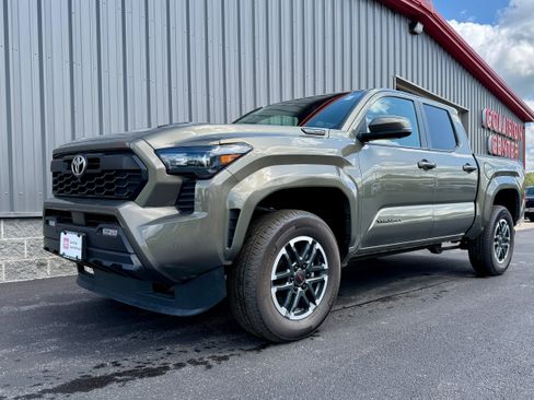 Certified 2025 Toyota Tacoma TRD Sport w/ TRD Sport Premium Package AWD/4WD image 10