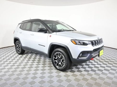 Used 2024 Jeep Compass Trailhawk AWD/4WD image 9