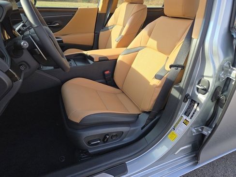 Certified 2025 Lexus ES 300h w/ Premium Package image 8