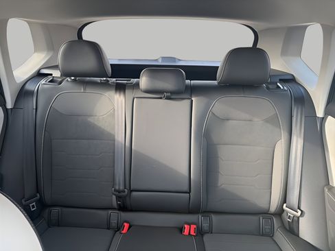 Used 2025 Volkswagen Taos SE image 23