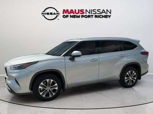 Used 2021 Toyota Highlander XLE AWD/4WD image 7