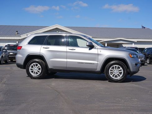 Used 2020 Jeep Grand Cherokee Laredo image 2