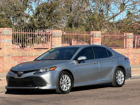 Used 2018 Toyota Camry LE image 1