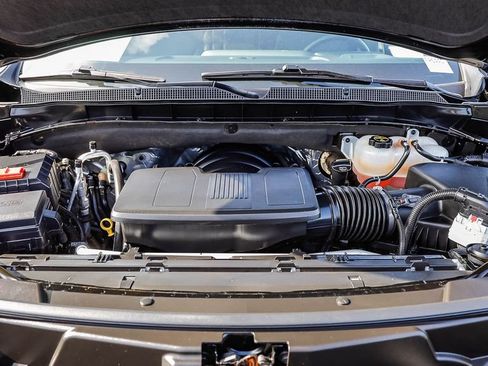 Used 2025 Chevrolet Suburban Z71 AWD/4WD image 32