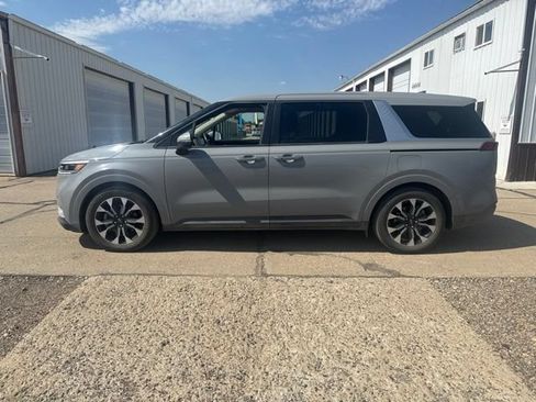 Used 2024 Kia Carnival EX FWD image 8