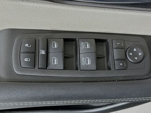 Used 2023 Chrysler Pacifica Touring-L image 14