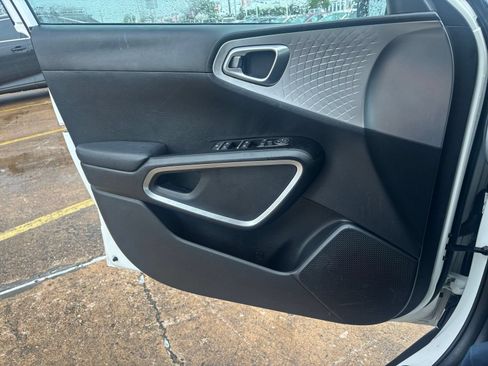 Used 2025 Kia Soul LX w/ LX Technology Package FWD image 18