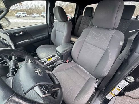 Used 2017 Toyota Tacoma TRD Off-Road w/ Exterior Package image 10