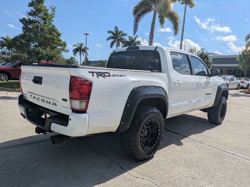 Used 2017 Toyota Tacoma TRD Sport w/ Premium & Technology Package RWD image 4