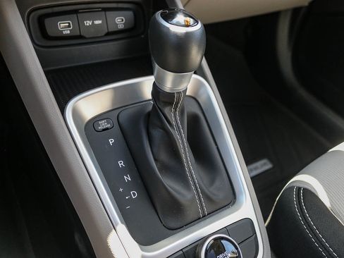 Certified 2024 Hyundai Venue SEL FWD image 30