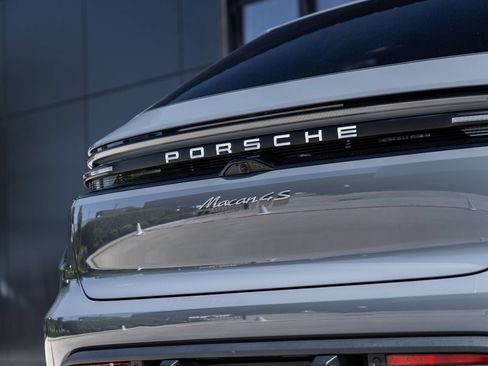 New 2025 Porsche Macan 4S Electric AWD/4WD image 15