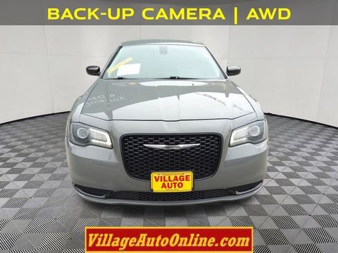 Used 2018 Chrysler 300 Touring w/ Sport Appearance Package image 6