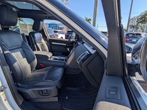 Used 2020 Land Rover Discovery Landmark AWD/4WD image 19