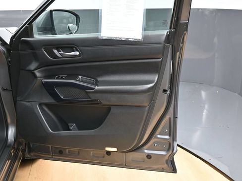 Used 2022 Nissan Pathfinder SV FWD image 11