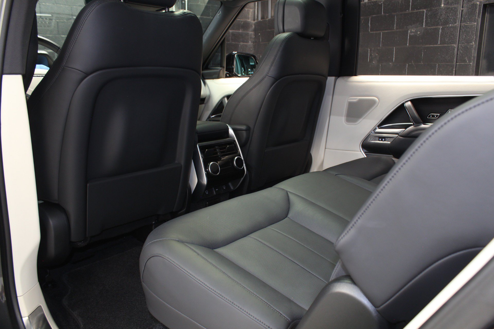 Used 2024 Land Rover Range Rover Long Wheelbase SE AWD/4WD image 40