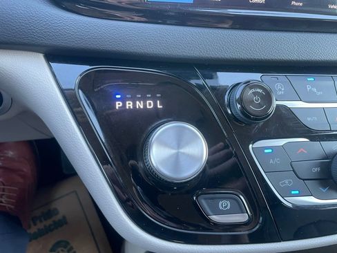 Used 2024 Chrysler Pacifica Touring-L image 16