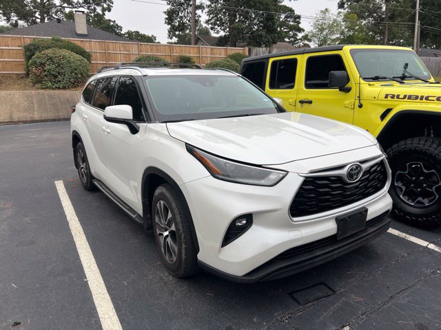 Used 2021 Toyota Highlander XLE AWD/4WD image 1