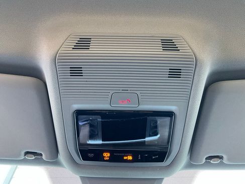 Used 2025 Volkswagen Atlas SE image 18