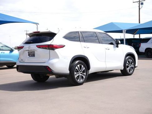 Used 2023 Toyota Highlander XLE FWD image 4