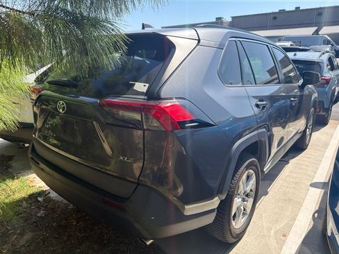 Used 2021 Toyota RAV4 XLE FWD image 5