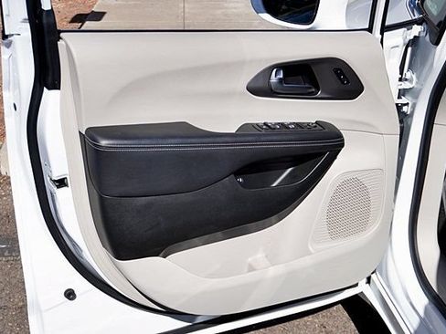 Used 2022 Chrysler Pacifica Touring-L FWD image 23