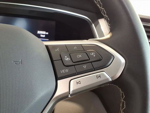 Used 2023 Volkswagen Tiguan SE w/ Panoramic Sunroof Package image 16