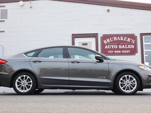 Used 2019 Ford Fusion SE FWD image 1