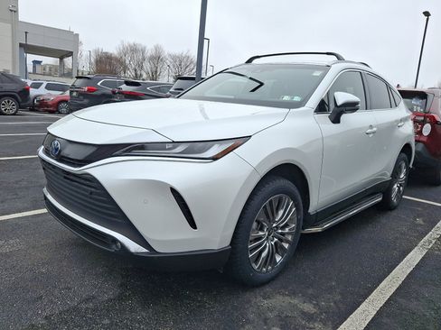 Used 2023 Toyota Venza XLE image 2