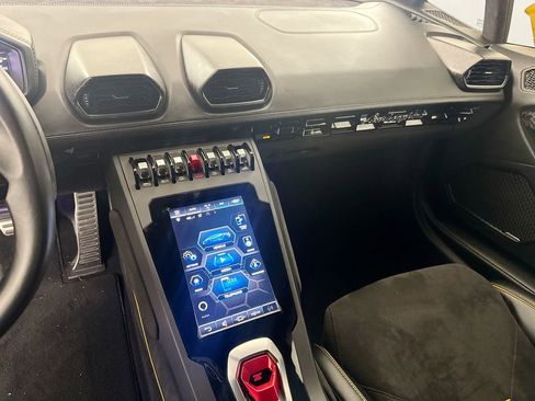 Used 2020 Lamborghini Huracan EVO RWD image 24