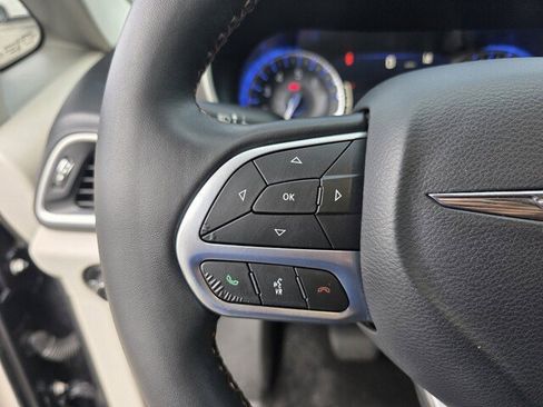 Used 2020 Chrysler Pacifica Touring-L Plus image 21