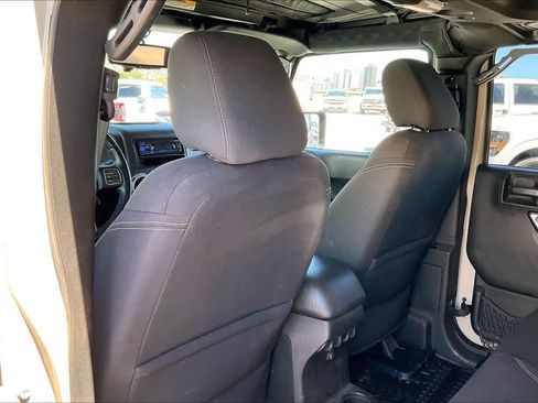 Used 2018 Jeep Wrangler Unlimited Sahara AWD/4WD image 12
