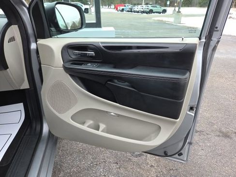 Used 2017 Dodge Grand Caravan SXT image 40