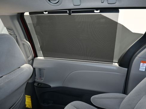 Used 2015 Toyota Sienna LE image 26