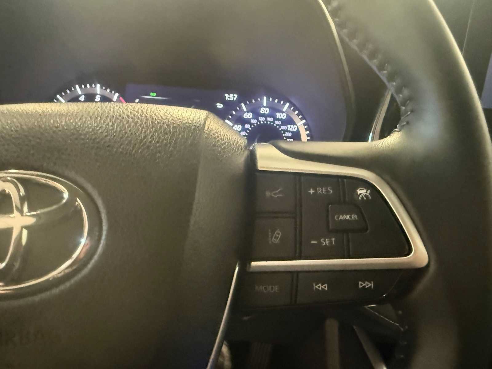 Used 2024 Toyota Highlander LE AWD/4WD image 28