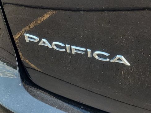 Used 2024 Chrysler Pacifica Touring-L FWD image 29