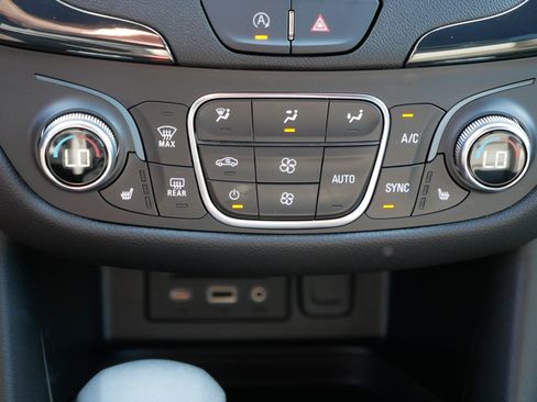 Used 2022 Chevrolet Equinox RS w/ RS Leather Package image 23