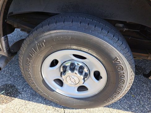 Used 2017 Chevrolet Express 3500 LT w/ LT Preferred Equipment Group RWD image 17