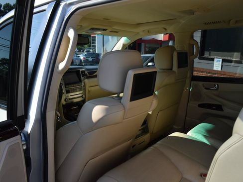 Used 2013 Lexus LX 570 4WD w/ Luxury Pkg image 15