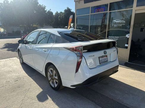 Used 2017 Toyota Prius Four Touring FWD image 5