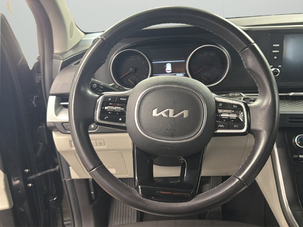 Used 2023 Kia Carnival LX FWD image 11