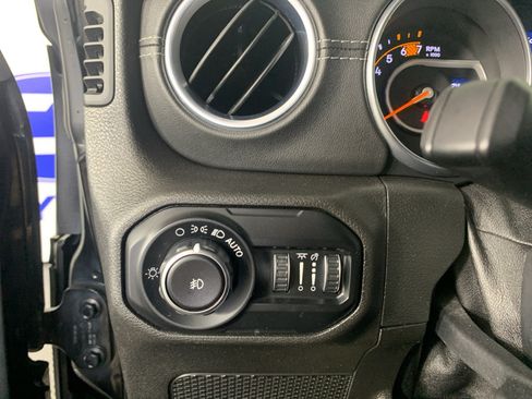 Used 2018 Jeep Wrangler Unlimited Sahara w/ Dual Top Group AWD/4WD image 16