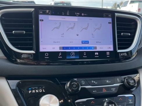 Used 2023 Chrysler Pacifica Touring-L FWD image 42