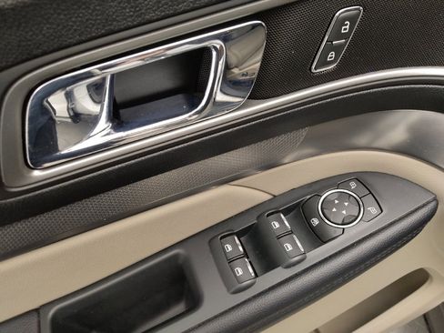 Used 2018 Ford Explorer XLT image 27