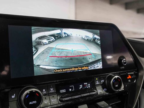 Certified 2023 Toyota Highlander XLE FWD image 26